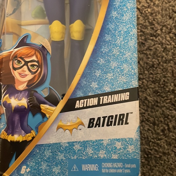 DC SUPER HERO GIRLS BATGIRL NEW IN BOX BUT CORNER OF BOX A SMALL DAMAGED AREA - Picture 4 of 9
